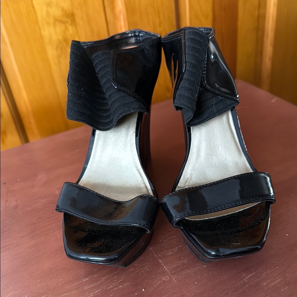 Elegant Black Wedge Sandals with Ankle Strap - Picture 3 of 4